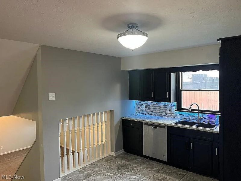 1077 Sutherland Avenue , Akron, OH 44314 Photo 6