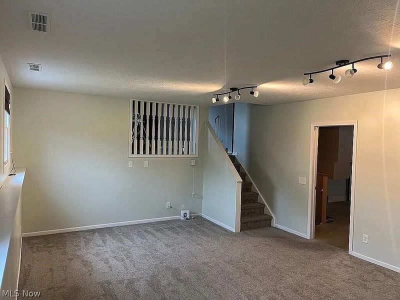 1077 Sutherland Avenue , Akron, OH 44314 Photo 8