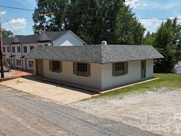 1295 N Main Avenue , Newton, NC 28658