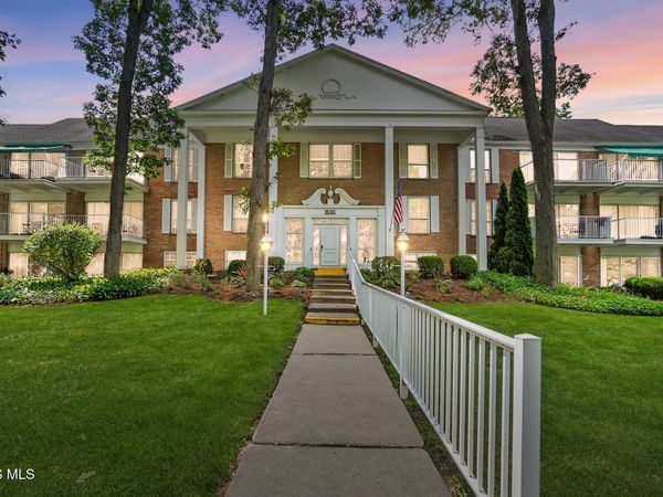 5679 Monroe Street, Sylvania, OH 43560
