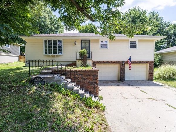 2209 N Leonard Road, St Joseph, MO 64506