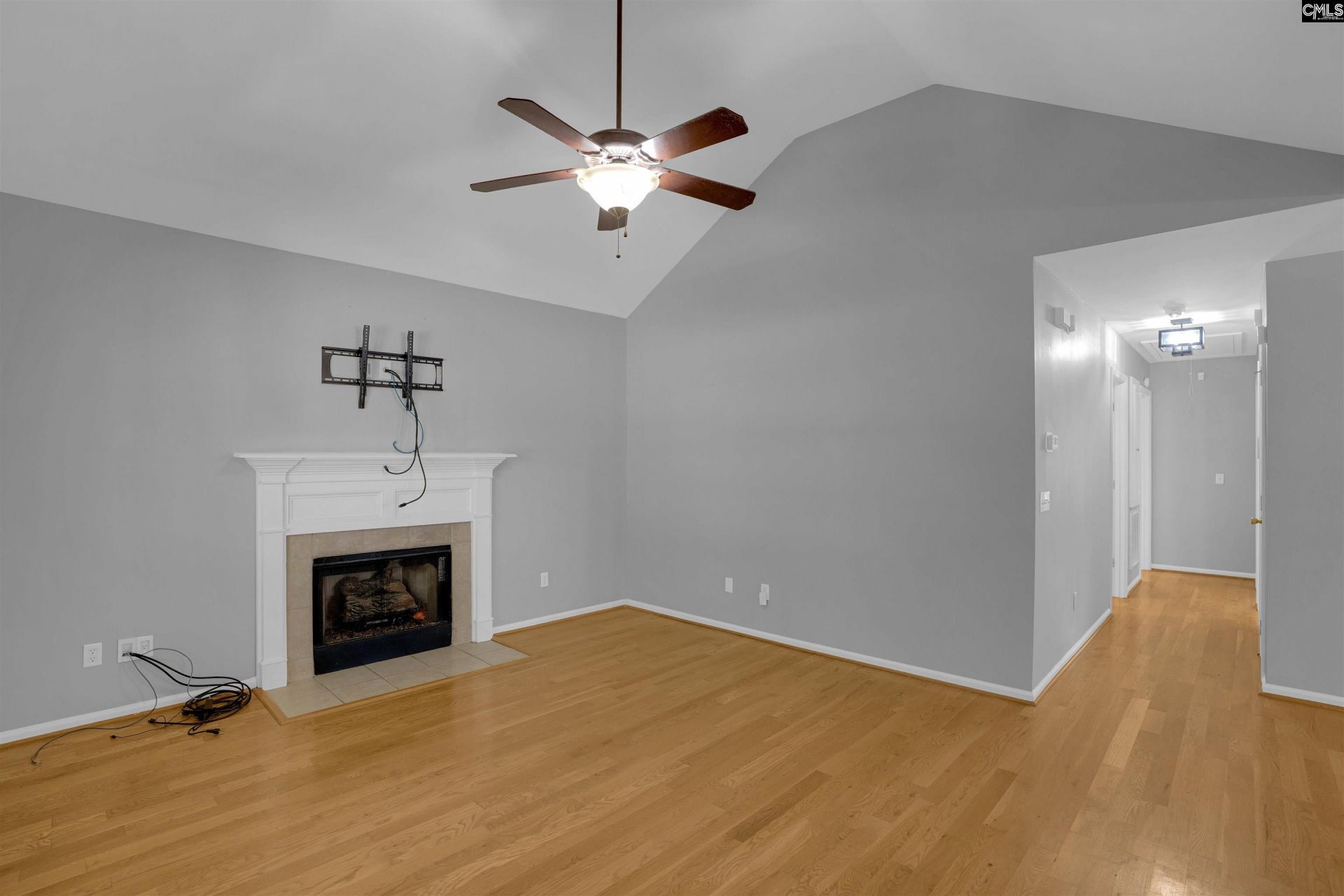 1029 Deerwood Street  Photo 4