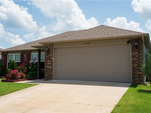 2107 N Lexington Street , Siloam Springs, AR 72761