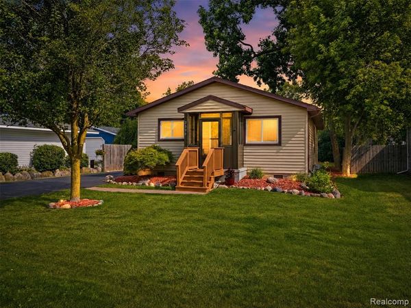 2830 Schroeder Boulevard, Keego Harbor, MI 48320
