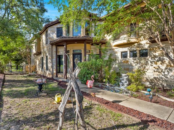 1 Treehaven LN, The Hills, TX 78738