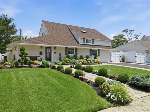 45 Cottonwood Lane , Westbury, NY 11590