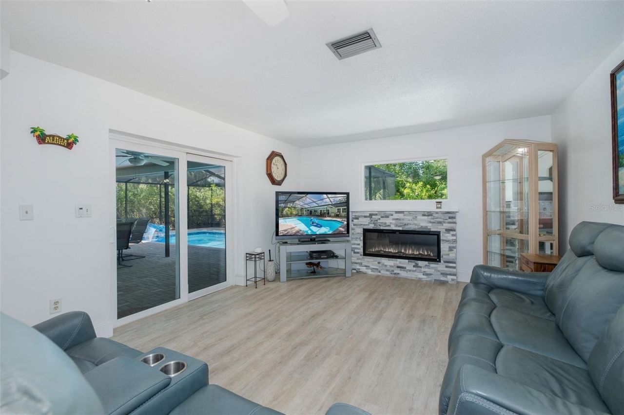 8120 Canterbury Circle, Seminole, FL 33777 Photo
