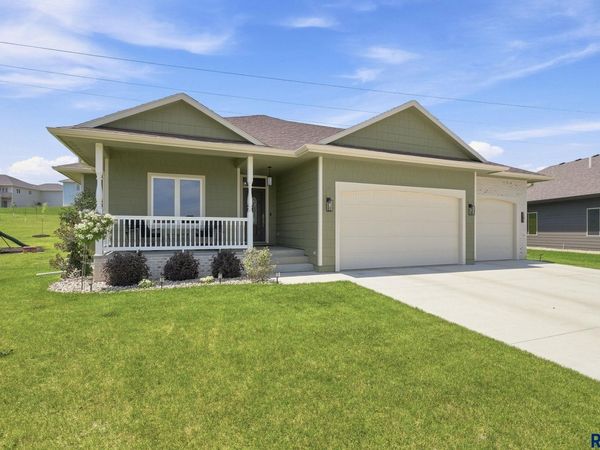 821 N Sylvan Dr, Sioux Falls, SD 57110