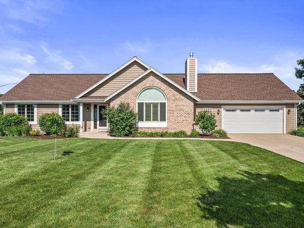 2803 Ridgeline CIRCLE, Waukesha, WI 53188
