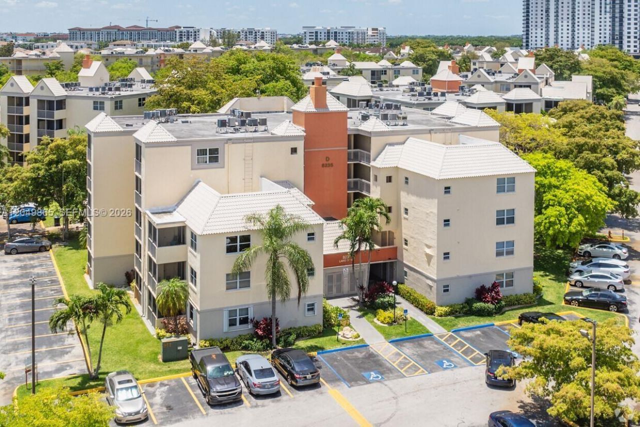 8333 Lake Dr, Unit 102, Doral, FL 33166 Main Photo