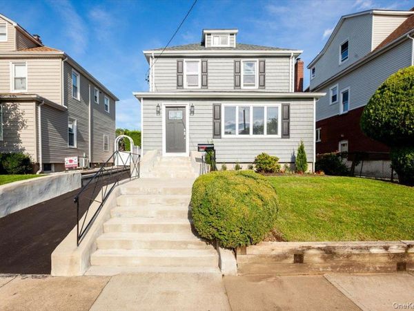 310 Columbus Parkway , Mineola, NY 11501