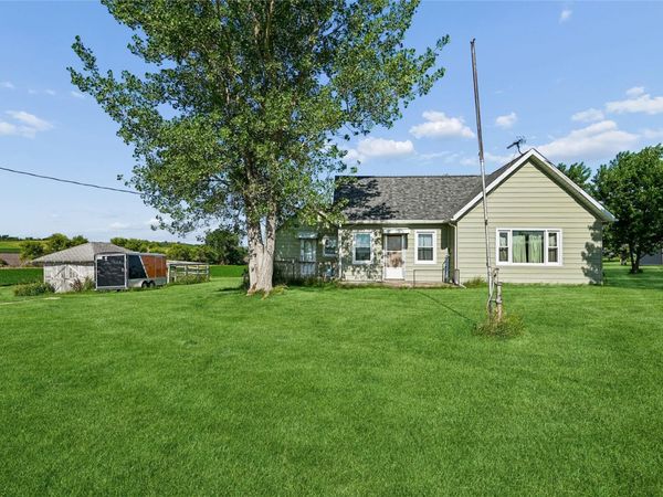 7771 13th Ave Drive, Belle Plaine, IA 52208