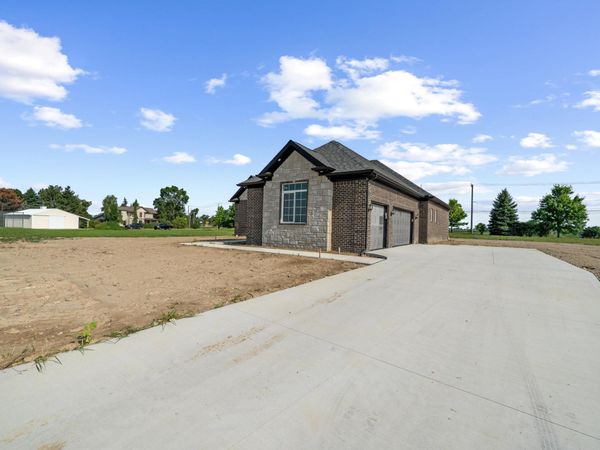 8561 Cobblestone Drive, Newport, MI 48166