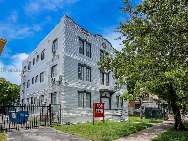 1563 SW 2nd St , Miami, FL 33135