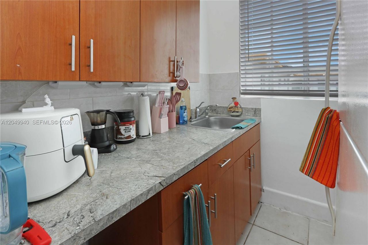 1563 SW 2nd St , Miami, FL 33135 Photo