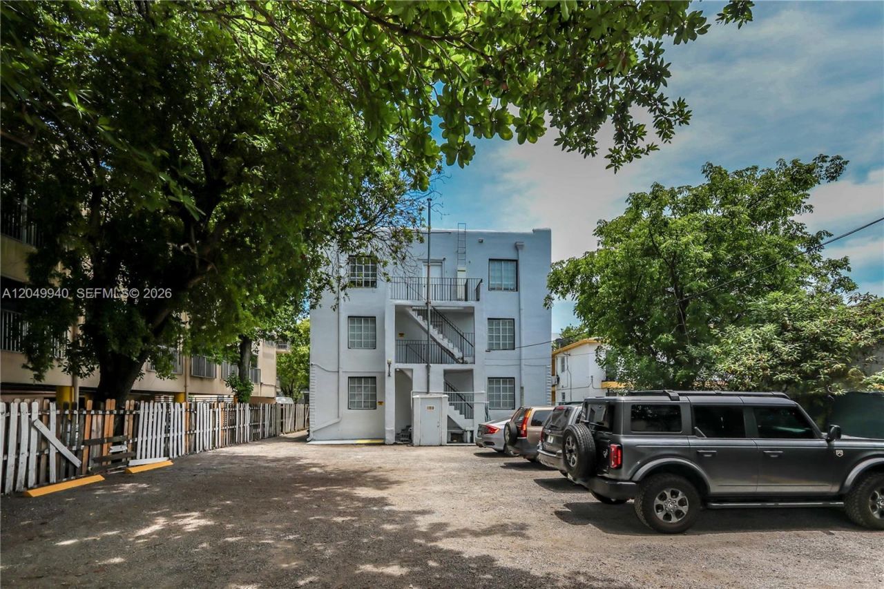 1563 SW 2nd St , Miami, FL 33135 Photo