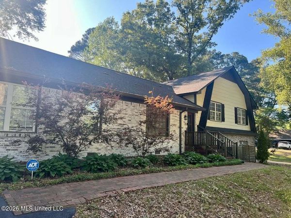 696 Country Club Drive, Senatobia, MS 38668