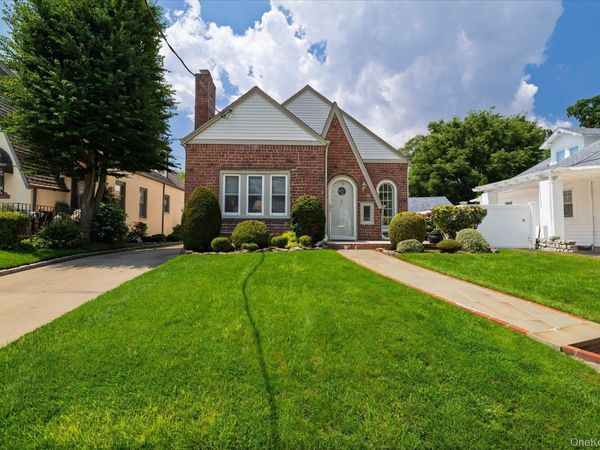 75 Wagg Avenue , Malverne, NY 11565