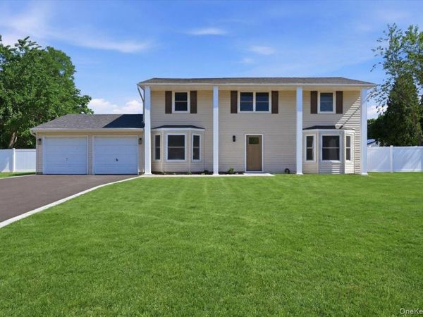 5 Bernice Court , Coram, NY 11727