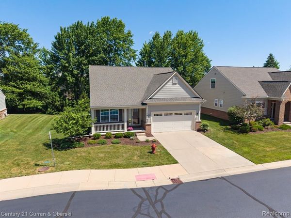 1086 Paddock Drive, South Lyon, MI 48178