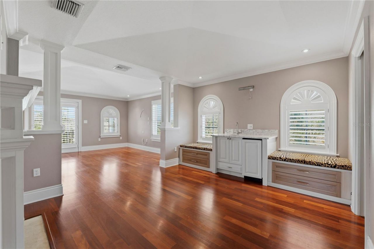 1124 Seville Lane Ne, Saint Petersburg, FL 33704 Photo
