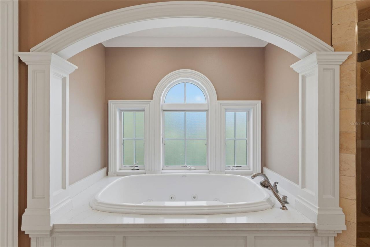 1124 Seville Lane Ne, Saint Petersburg, FL 33704 Photo