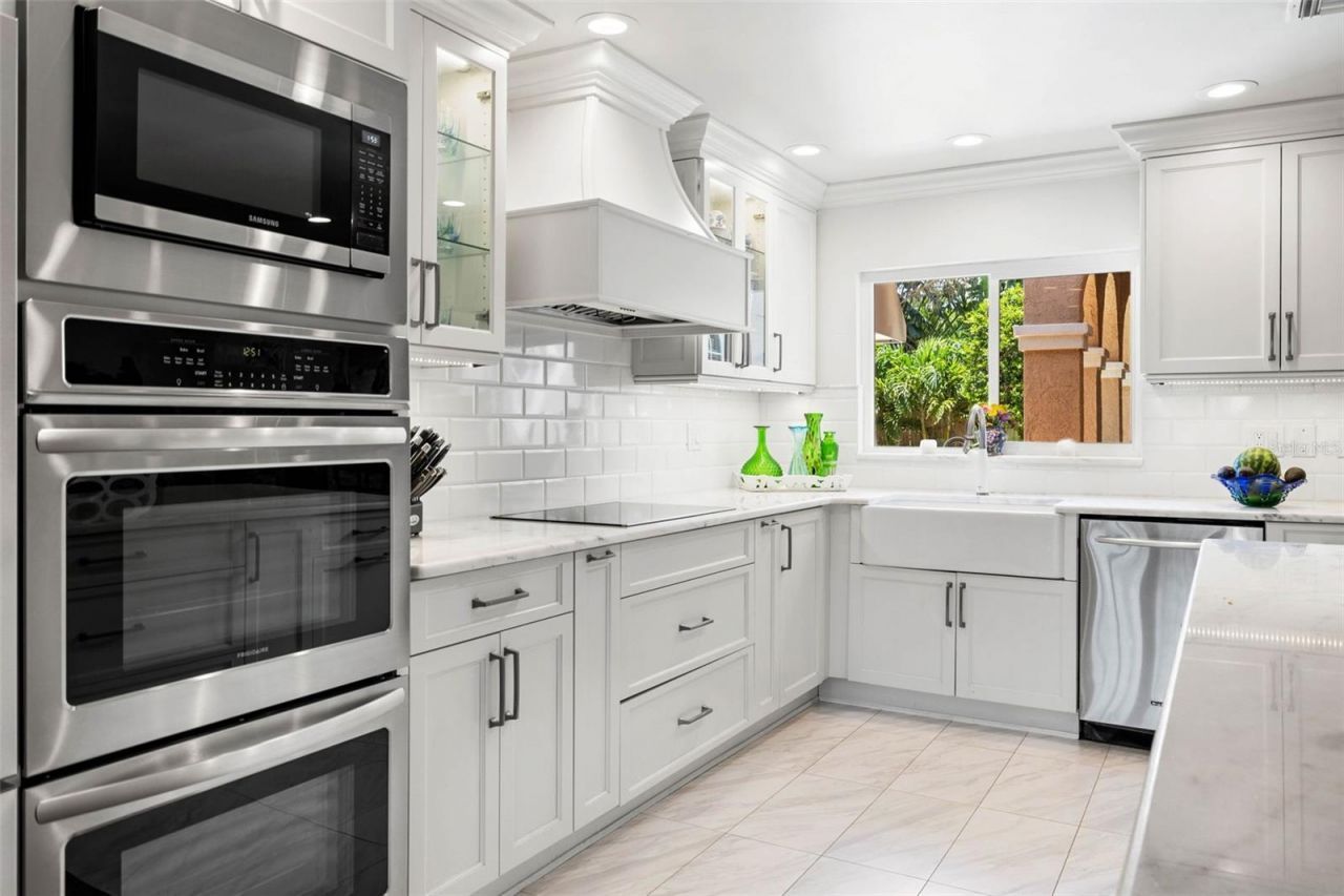 1124 Seville Lane Ne, Saint Petersburg, FL 33704 Photo