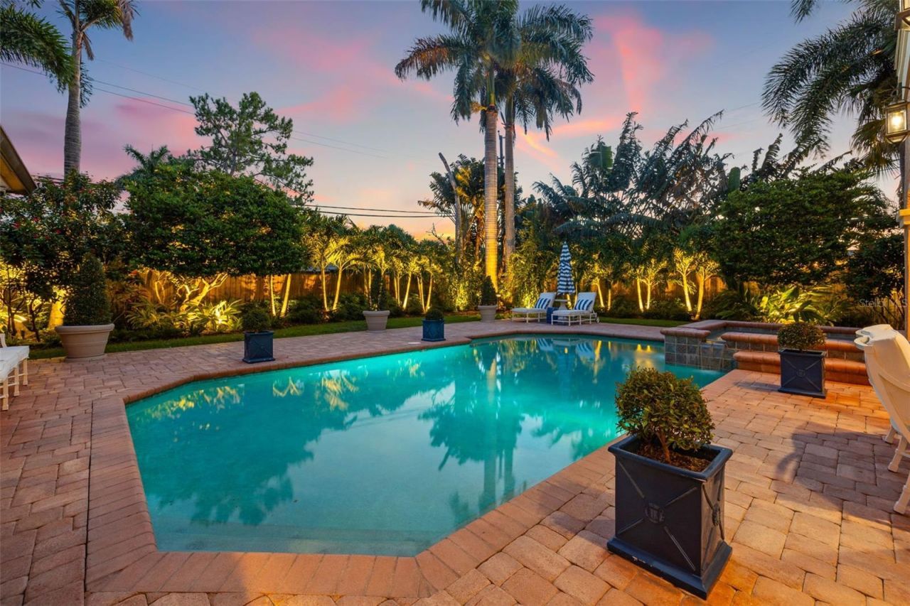 1124 Seville Lane Ne, Saint Petersburg, FL 33704 Photo