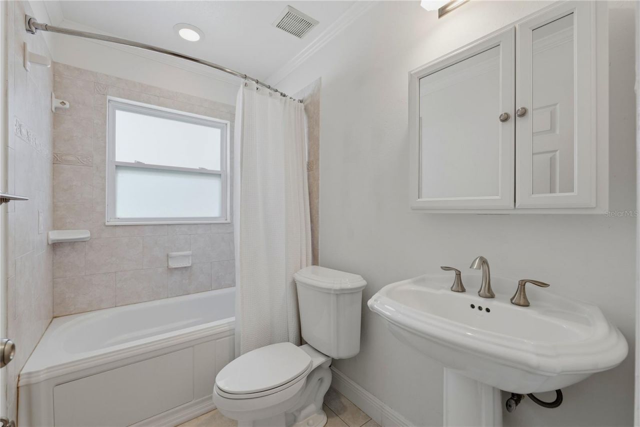 1124 Seville Lane Ne, Saint Petersburg, FL 33704 Photo