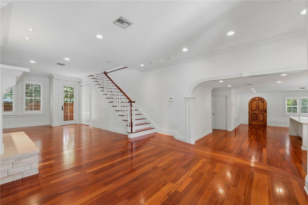 1124 Seville Lane Ne, Saint Petersburg, FL 33704 Photo