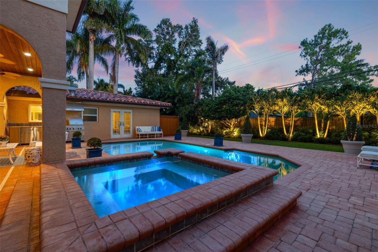 1124 Seville Lane Ne, Saint Petersburg, FL 33704 Photo