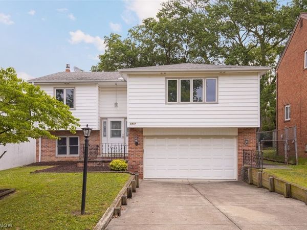5837 Wickfield Drive , Parma Heights, OH 44130