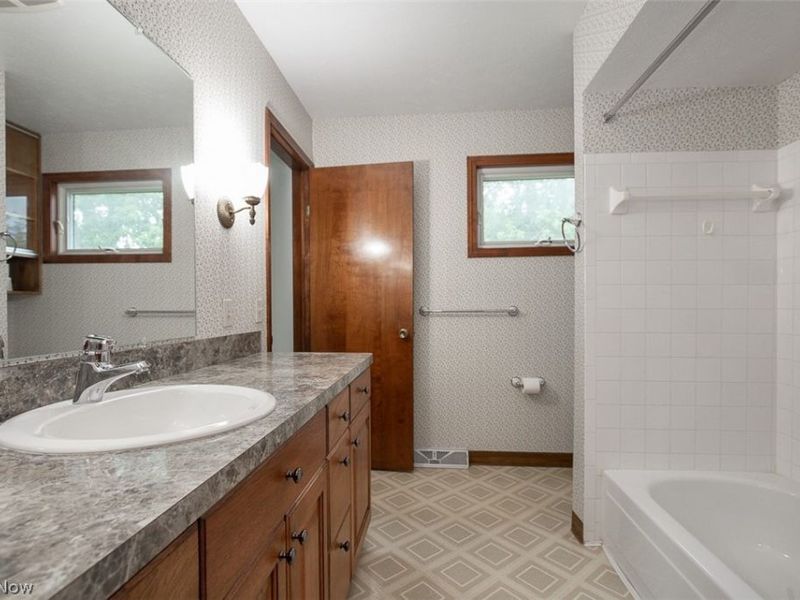 5837 Wickfield Drive, Parma Heights, OH 44130 Photo 13