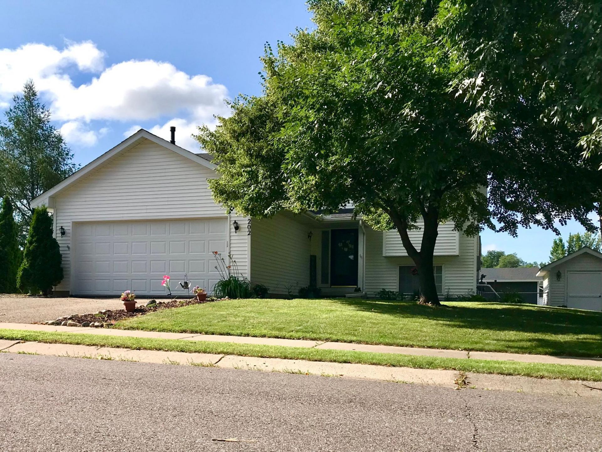 202 Crystal Lane , Montrose, MN 55363