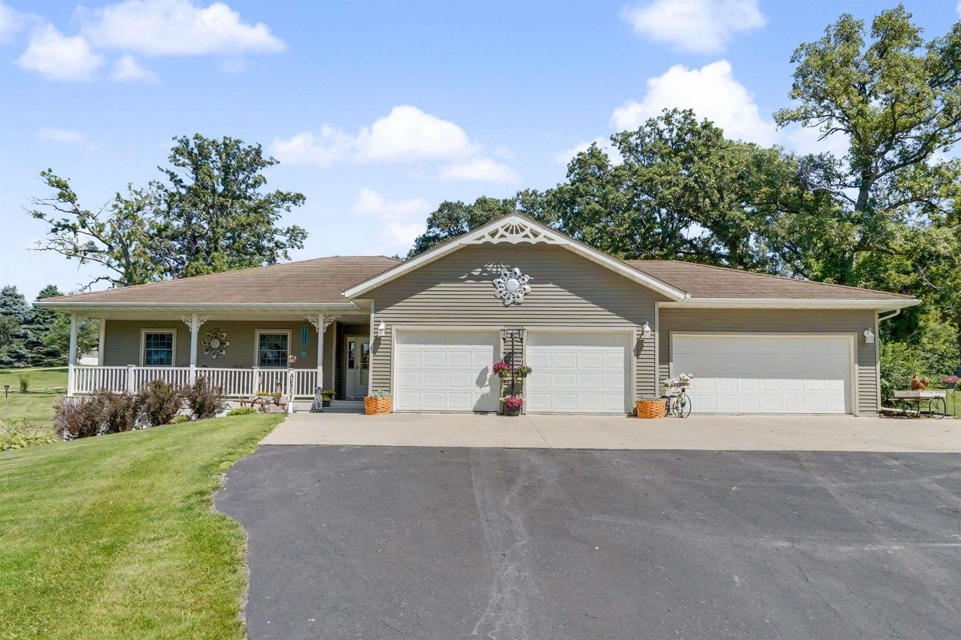 1620 Valdres Road, Decorah, IA 52101 Main Photo