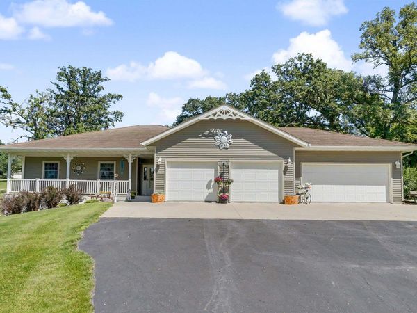 1620 Valdres Road, Decorah, IA 52101