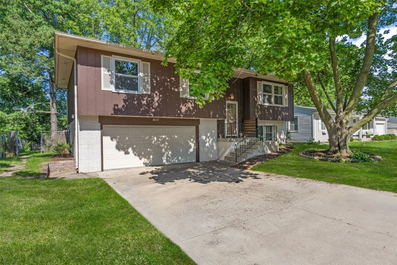 617 Wheaton Road, Iowa City, IA 52246 Main Photo