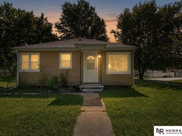 1702 Schoenheit Street, Falls City, NE 68355