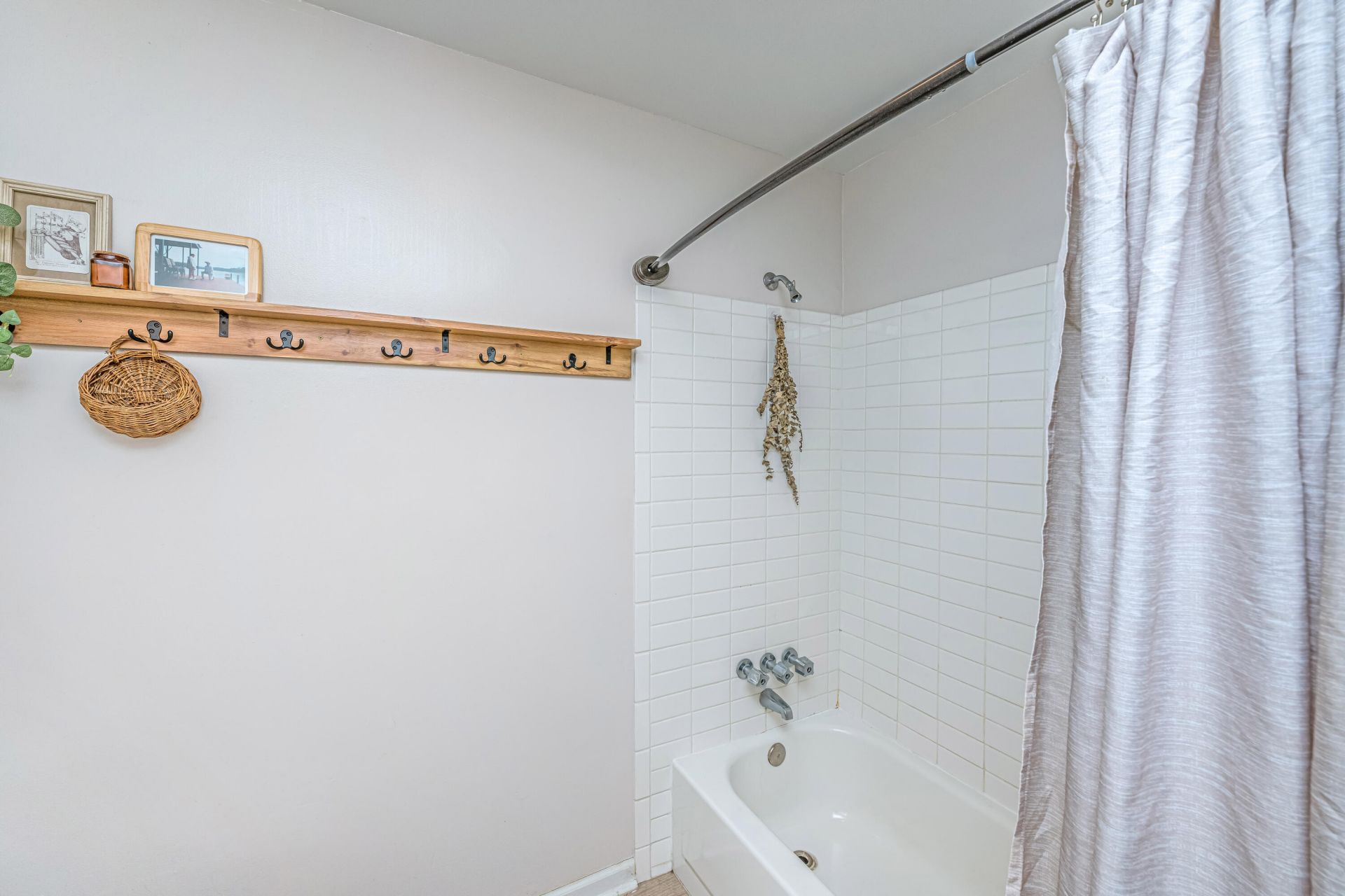 995 Oakcrest Drive Photo 26