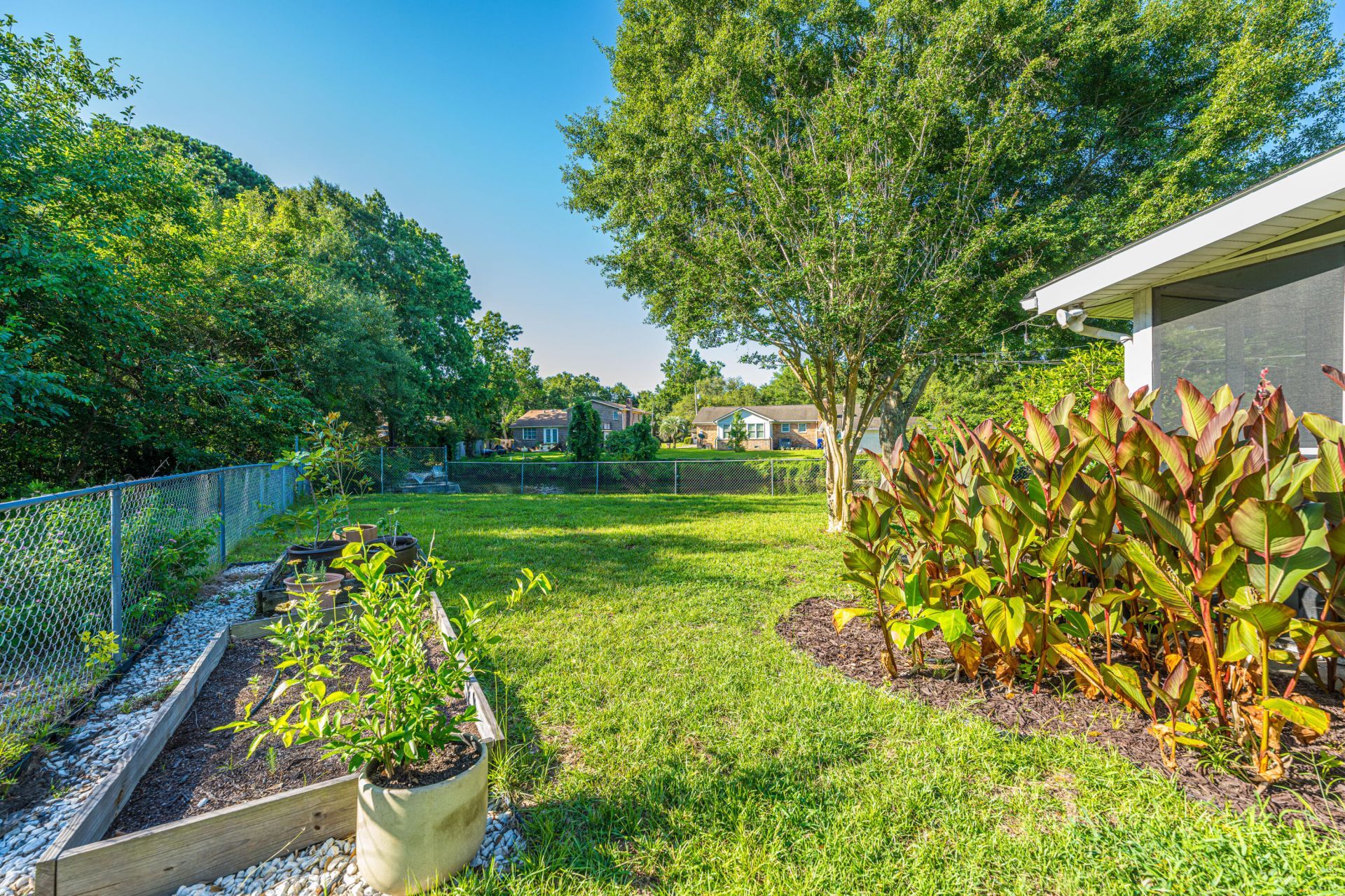 995 Oakcrest Drive Photo 33