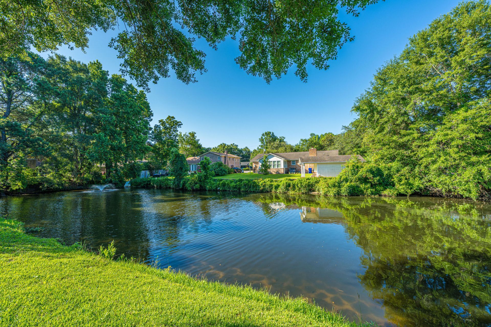 995 Oakcrest Drive Photo 34