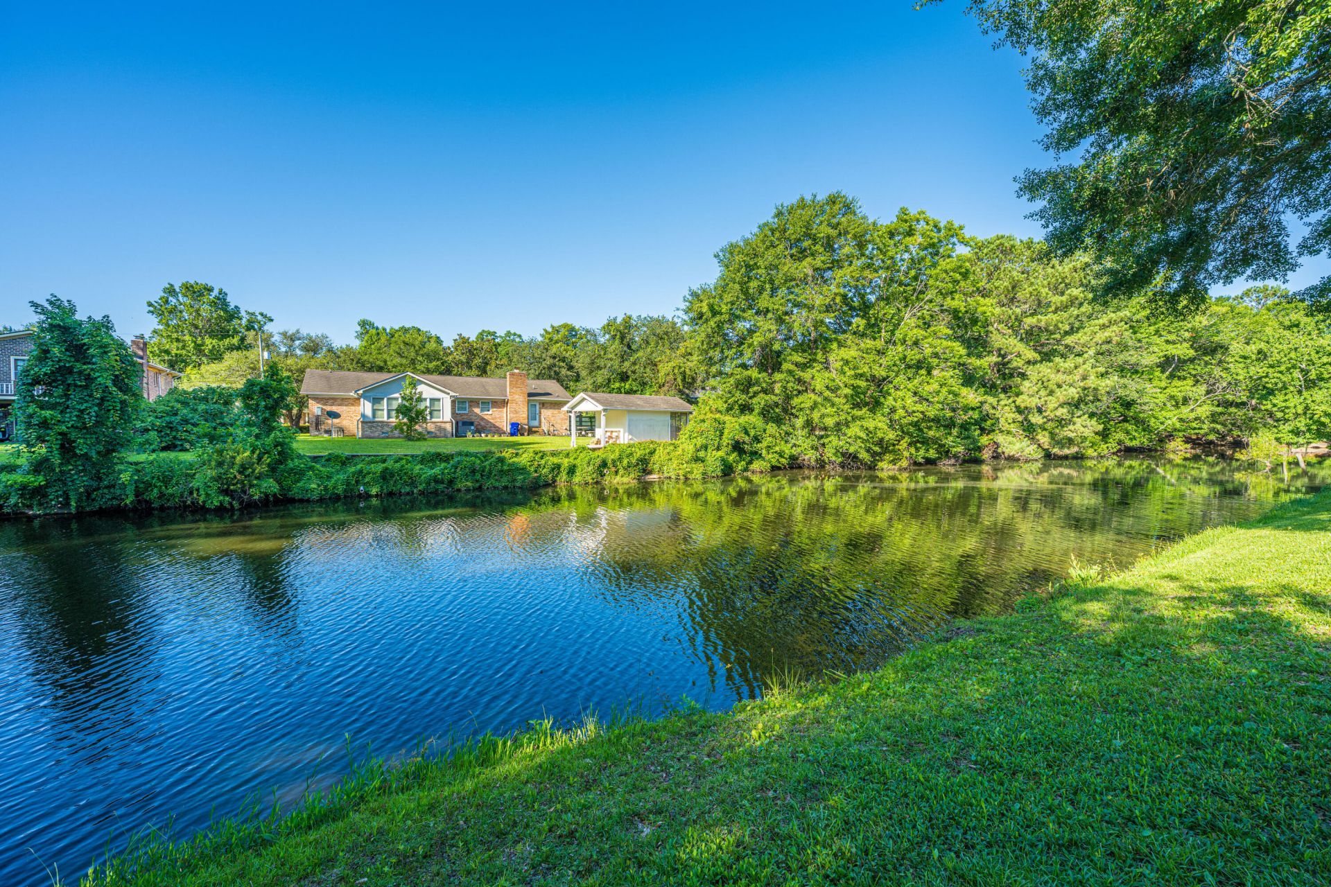 995 Oakcrest Drive Photo 35