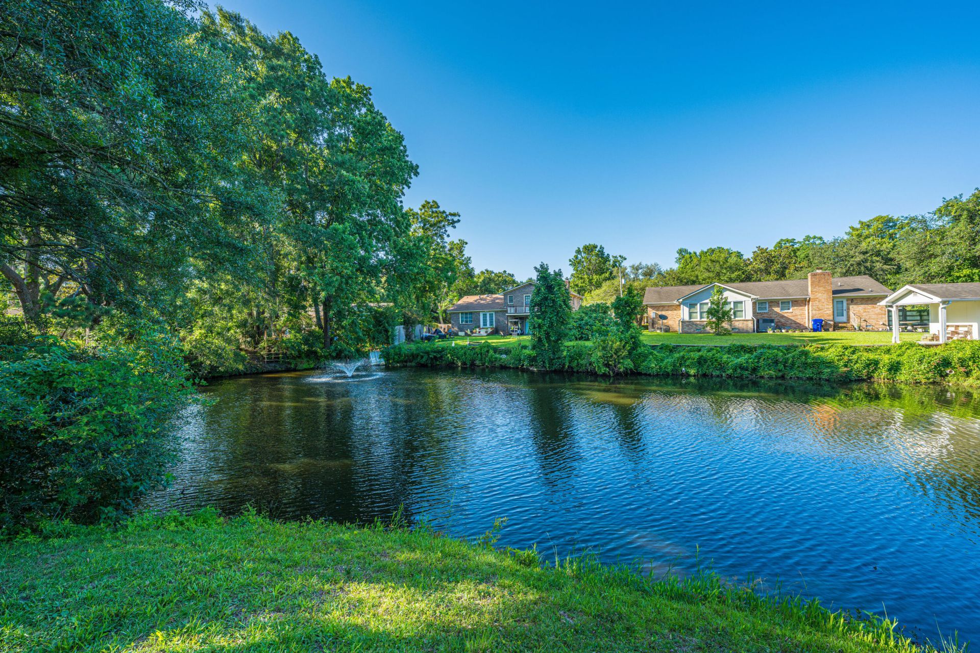 995 Oakcrest Drive Photo 36