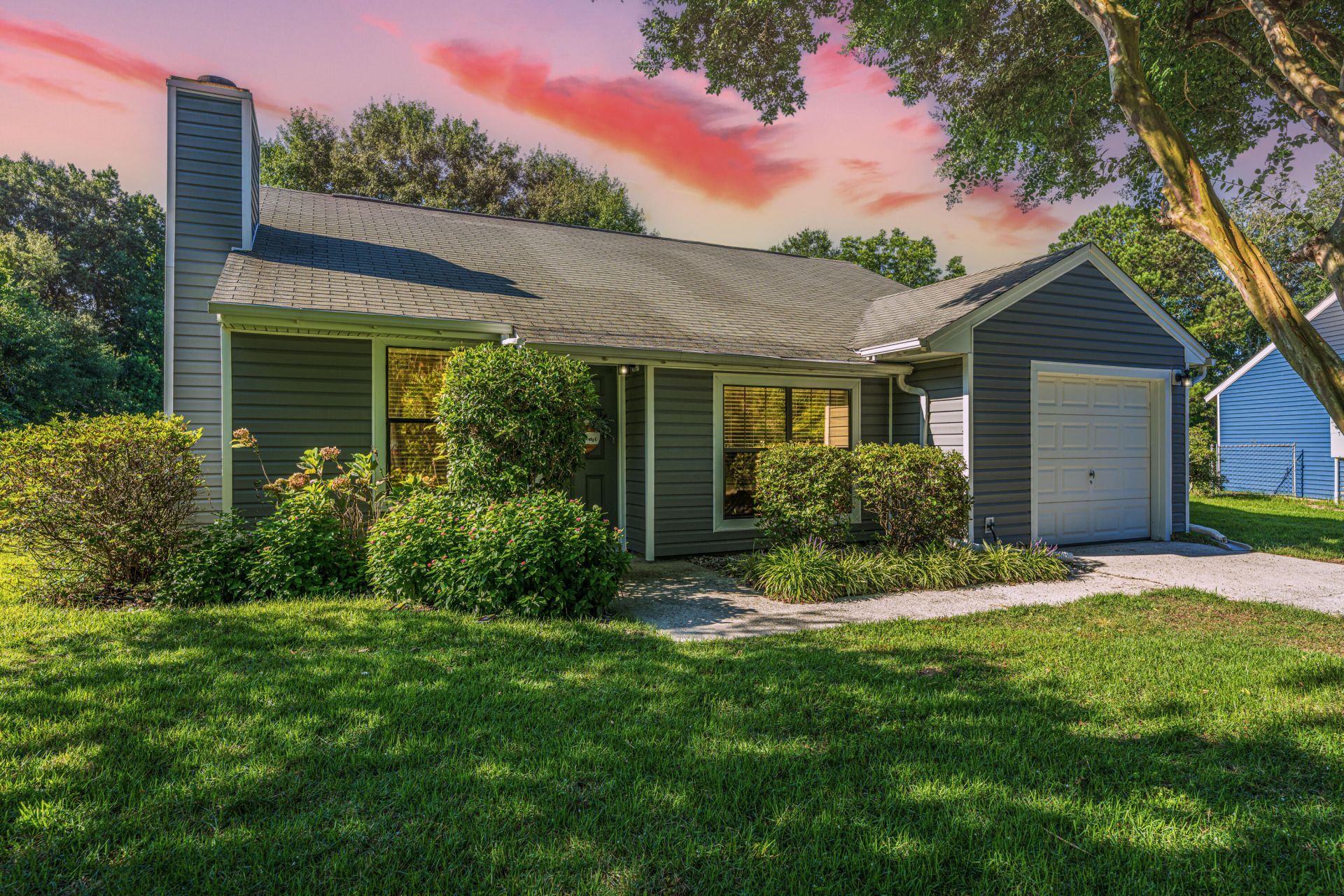 995 Oakcrest Drive Photo 4