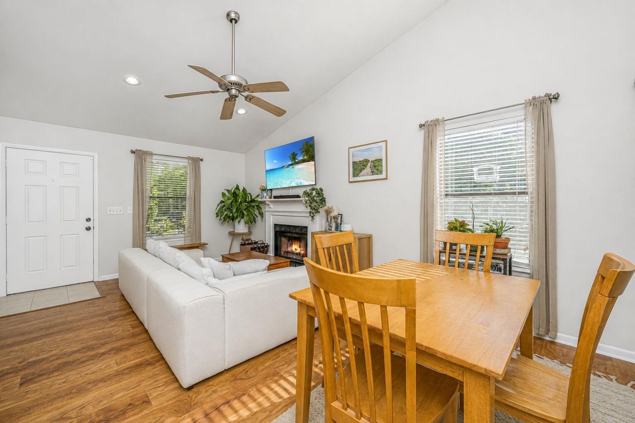 995 Oakcrest Drive Photo 6