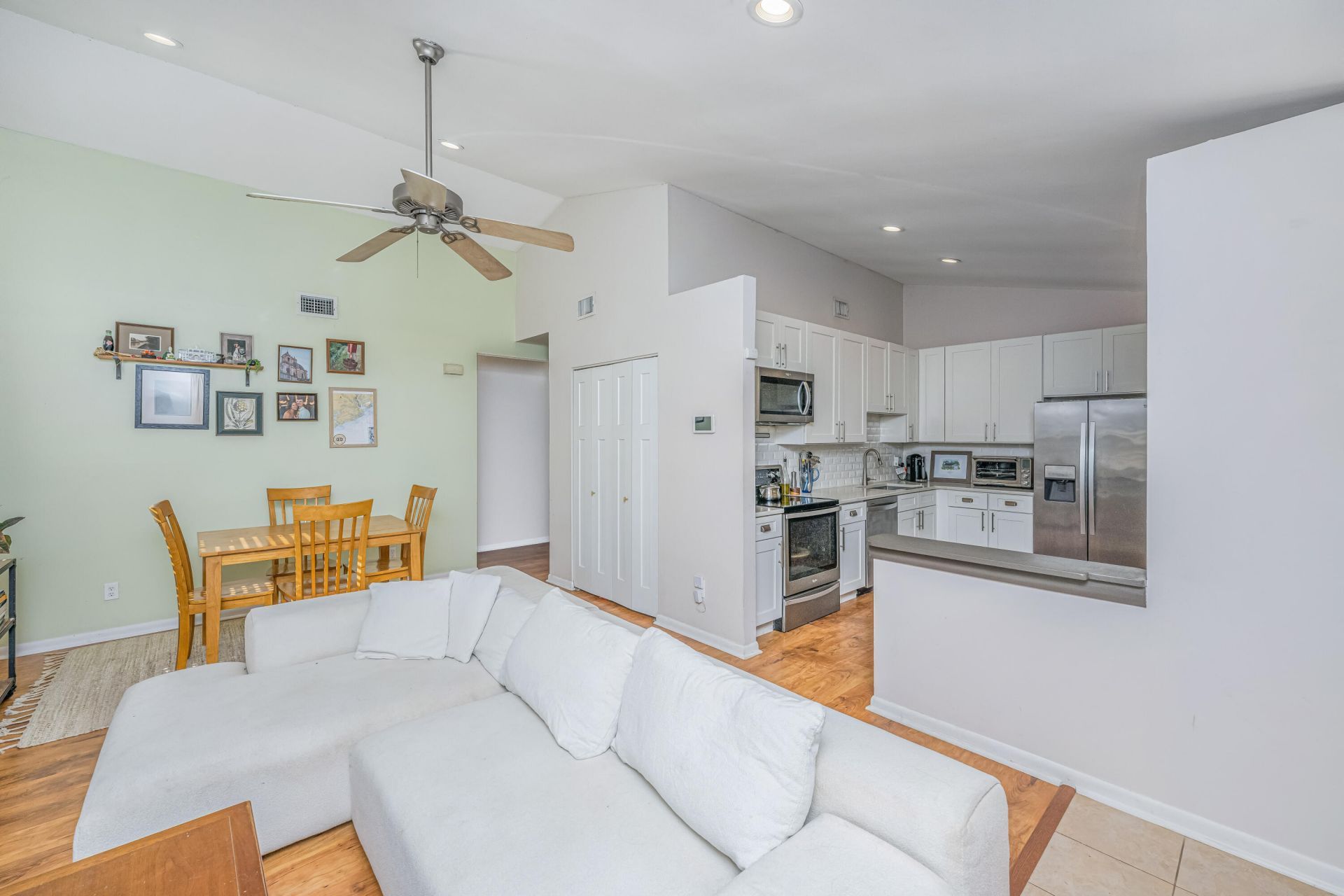 995 Oakcrest Drive Photo 8