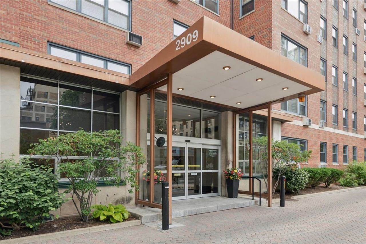 2909 N Sheridan Road, Unit 1310, Chicago, IL 60657 Main Photo