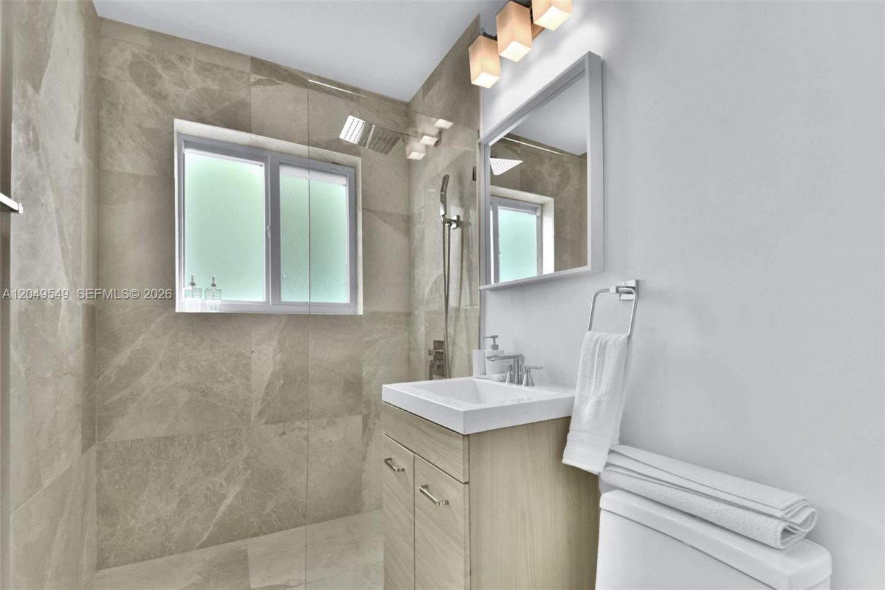 2195 SW 25th Ter , Miami, FL 33133 Photo