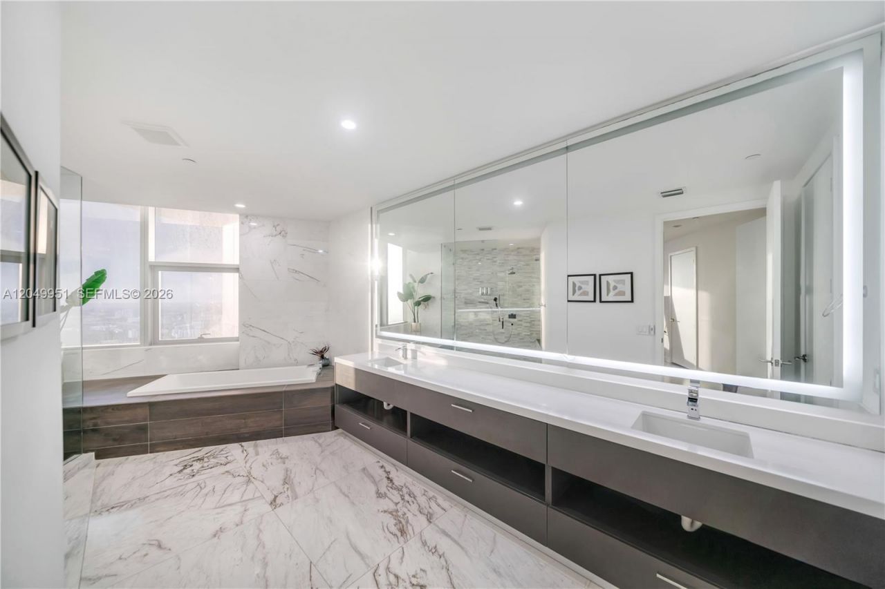851 NE 1st Avenue, Unit Penthouse, Miami, FL 33132 Photo