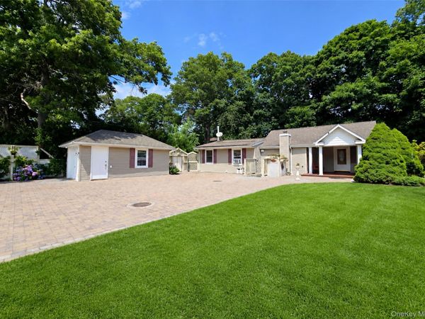 241 Terry Boulevard , Holbrook, NY 11741